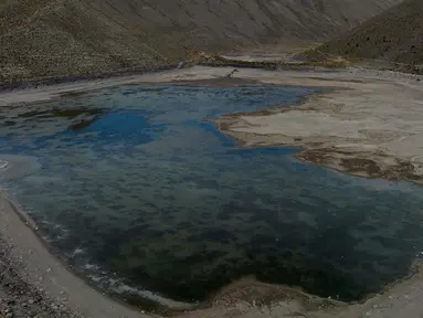 Foto udara memperlihatkan kondisi bendungan San Ildefonso yang memasok air ke beberapa lingkungan di kota Potosi, Bolivia pada tanggal 6 November 2023. (WILLIAM WROBLEWSKI/AFP)