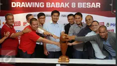 Manager tim yang akan berlaga di 8 besar Piala Presiden 2017 berfoto bersama usai undian jadwal pertandingan di Jakarta, Selasa (21/2). Babak 8 besar Piala Presiden 2017 digelar di Stadion Manahan, Solo 25-26 Februari. (Liputan6.com/Helmi Fithriansyah)