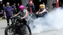Beragam atraksi ditampilkan oleh pengendara sepeda motor Harley Davidson memakai topeng ikut ambil bagian dalam Barcelona Harley Days 2014, (6/7/2014). (AFP PHOTO/Josep Lago) 