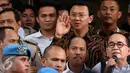 Gubernur DKI Jakarta Basuki Tjahja Purnama (Ahok) bersama Tim Suksesnya usai diperiksa Bareskrim Polri, Jakarta, Senin (7/11). Ahok diperiksa 9 jam dan diberi 22 pertanyaan terkait kasus dugaan penistaan Agama. (Liputan6.com/Johan Tallo)