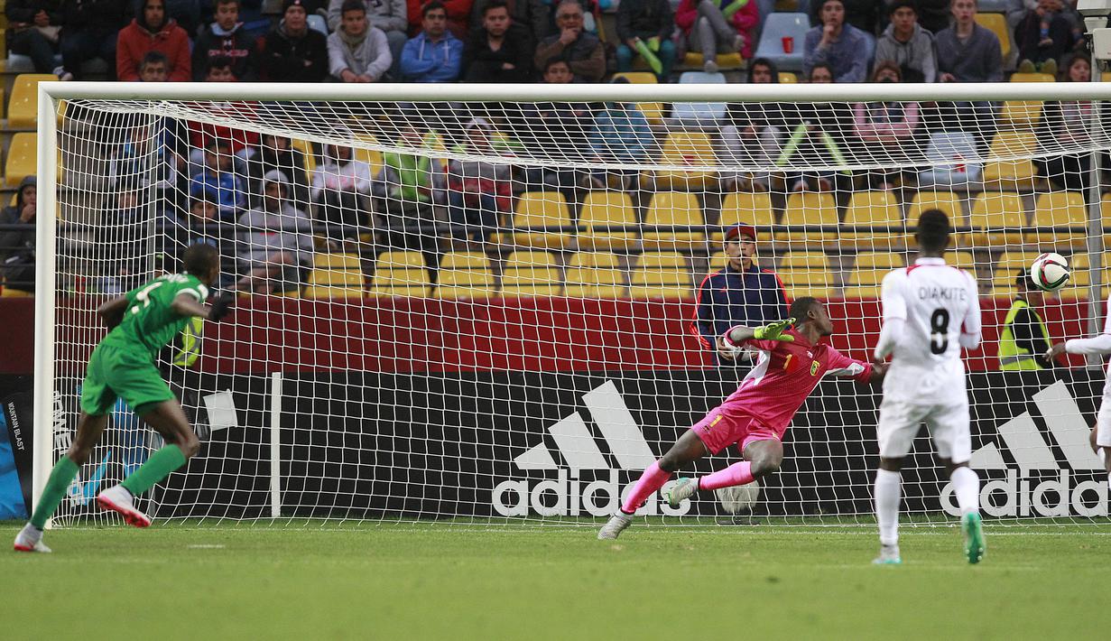 Striker Nigeria, Victor Osimhen (kiri) mencetak gol ke gawang Mali pada laga final Piala Dunia U-17 2015 di Sausalito Stadium, Vina del Mar, Cile (8/11/2015). Pada Piala Dunia U-17 2015 yang digelar di Cile pada 17 Oktober hingga 8 November 2015, Nigeria kembali menjadi juara setelah mengalahkan Mali dengan skor 2-0 di laga final. Dua gol kemenangan Nigeria dicetak melalui Victor Osimhen (56') dan Funsho Bamgboye (59'). (AFP/Photosport/Marcelo Hernandez)