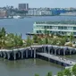 Pemandangan 'Pulau Kecil', taman umum baru dan gratis di Hudson River Park, New York City, Amerika Serikat, 21 Mei 2021. Taman yang diresmikan pada 21 Mei 2021 untuk membahagiakan warga setelah lebih dari satu tahun pandemi tersebut menghabiskan dana sebesar USD 260 juta. (Angela Weiss/AFP)