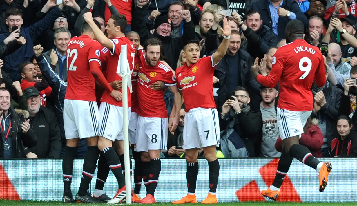 Pemain Manchester United (MU), merayakan gol kedua kedua mereka saat melawan Liverpool dalam pertandingan Liga Inggris di Old Trafford, Manchester, Inggris, Sabtu (10/3). MU kokoh di posisi kedua klasemen. (AP Photo/Rui Vieira)