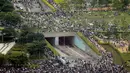 Pengunjuk rasa berkumpul di luar gedung parlemen di Hong Kong, Rabu (12/6/2019). Ribuan pengunjuk rasa memblokir pintu masuk ke kantor pusat pemerintah Hong Kong untuk memprotes RUU Ekstradisi. (AP Photo/Kin Cheung)