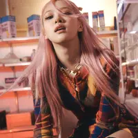 Dimulai dari tampilan warna rambut baby pink dan silver ala Rose BLACKPINK. Seperti tren warna unicorn namun lebih halus. (Foto: Instagram @roses_are_rosie)