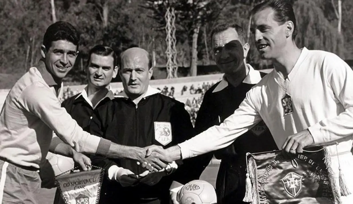 Kapten Brazil Mauro dan Ladislav Novak dari Ceko bertukar panji sebelum pertandingan final Piala Dunia FIFA 1962 di Chili (fifa.com)