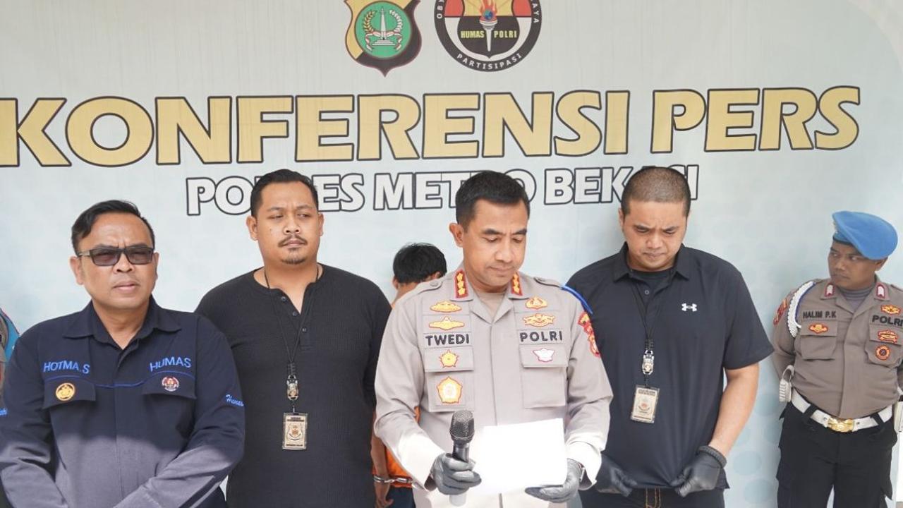 Tak kuat menahan sakit hati, pelaku kemudian mengambil pisau yang dia bawa dan menusukannya ke tubuh korban berkali-kali. Korban yang merupakan warga Cakung, Jakarta Timur itu akhirnya tewas di kursi pengemudi di dalam mobilnya.