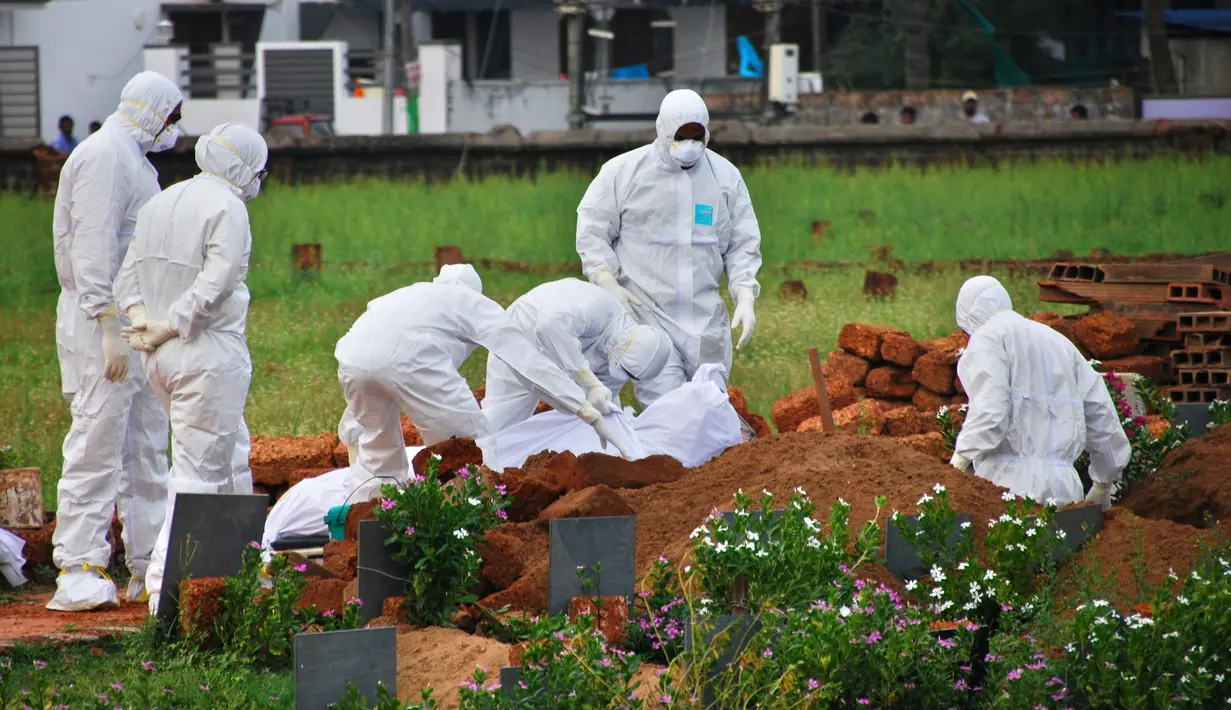 Paramedis memakai pakaian pelindung saat menguburkan jenazah yang tewas akibat virus Nipah di Kozhikode, Kerala, India Selatan, Kamis (24/5). Menurut pejabat kesehatan India, lebih dari 10 orang tewas akibat wabah virus Nipah. (AP Photo/K.Shijith)