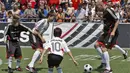  Zinedine Zidane bermain bola bersama anak-anak di 'fanzone' Hofburg, Vienna, Austria (22/06/2008).  (EPA/Hebert Neubauer)