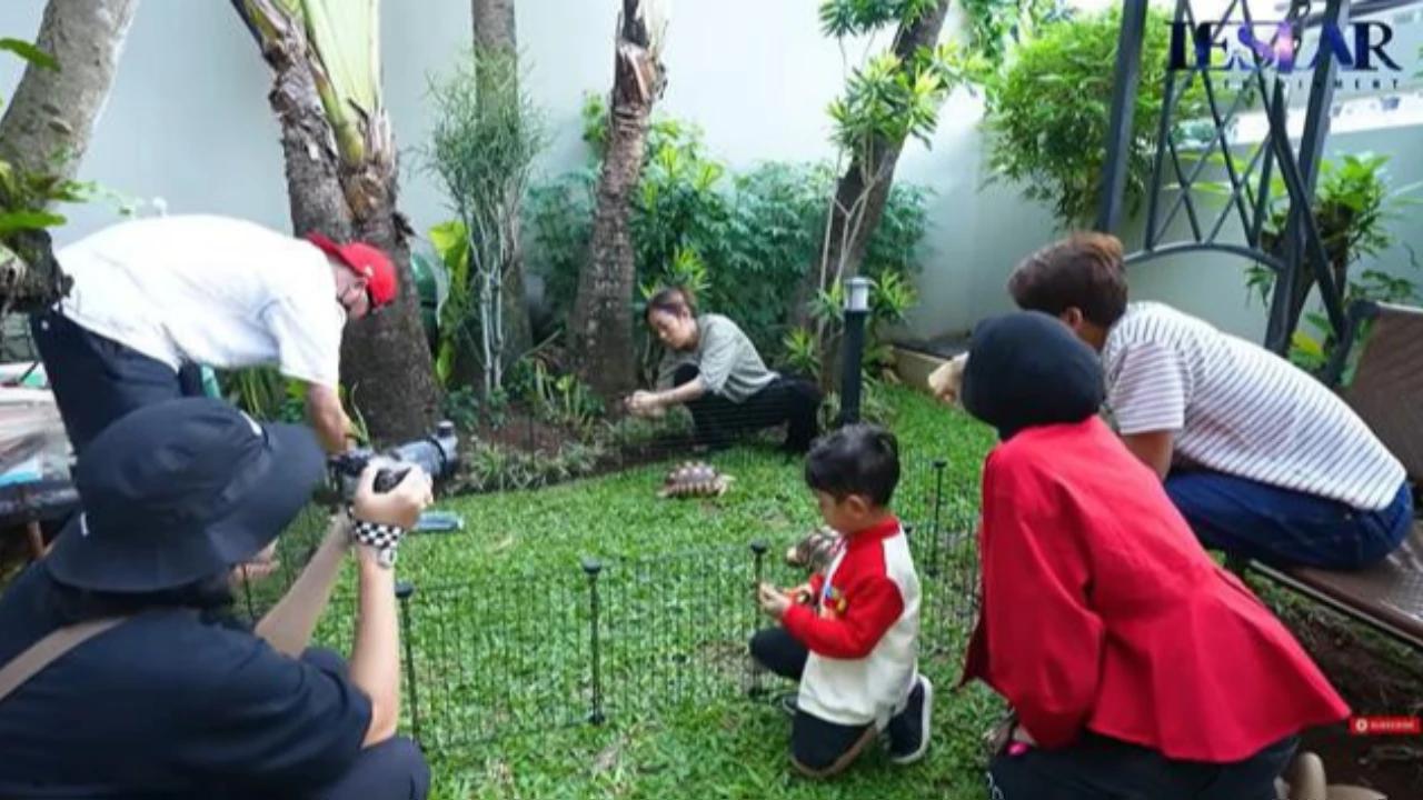Intip 7 Potret Taman Rumah Lesti Kejora yang Bikin Betah, Simple tapi Adem