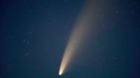 Komet Neowise atau C / 2020 F3 terlihat di Turet, Belarus, 110 kilometer (69 mil) barat ibu kota Minsk, Selasa (14/7/2020) pagi. Bulan ini, komet Neowise melintasi tata surya bagian dalam untuk pertama kalinya dalam 6.800 tahun. (AP Photo/Sergei Grits)