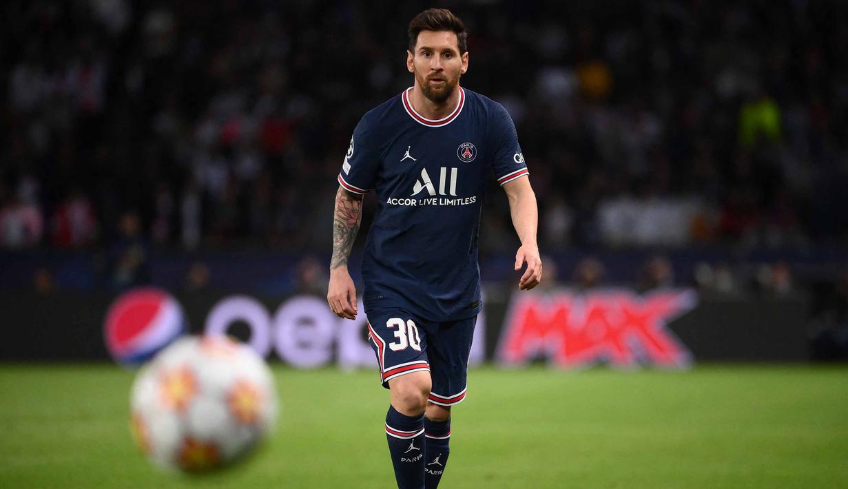 Lionel Messi bergabung dengan Paris Saint-Germain (PSG) pada bursa transfer musim panas lalu. Namun, La Pulga belum mampu bermain ke bentuk terbaiknya. Tercatat, Messi baru tampil 18 laga di semua kompetisi dan hanya menyumbang satu gol di Ligue 1 sejauh ini. (AFP/Franck Fife)