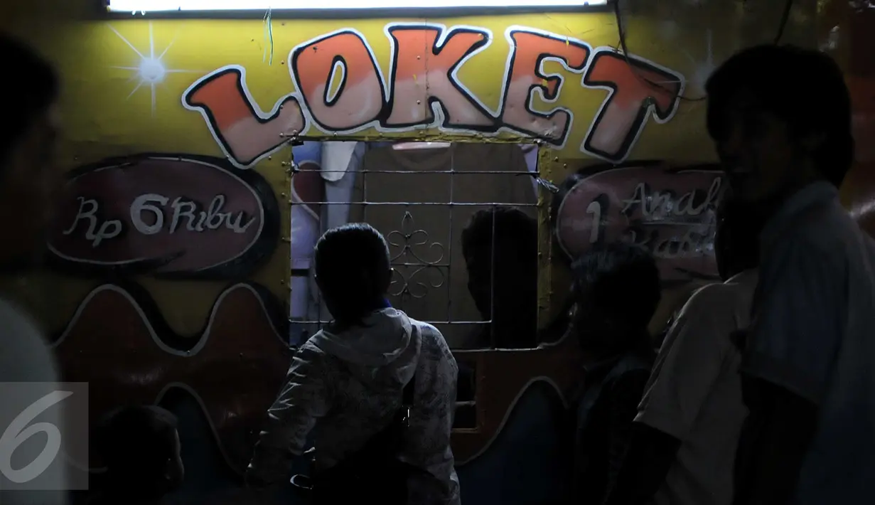 Warga membeli tiket untuk bermain di berbagai wahana pada sebuah pasar malam di kawasan Pondok Aren, Tangsel, Senin (22/6). Di tengah hingar bingar bisnis hiburan malam modern, keberadaan pasar malam masih banyak diminati warga. (Liputan6.com/Johan Tallo)