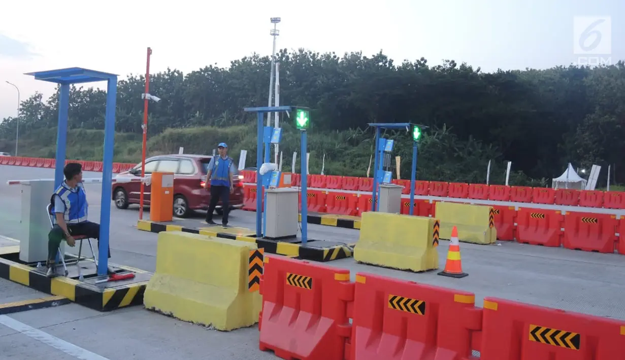 Penjaga tol berjaga di gerbang tol Kalikangkung, Semarang, Minggu (9/6/2019). Kepadatan pengendara di Tol Kalikangkung mulai terlihat Sabtu (9/6/2019) pukul 16.00 WIB. (Liputan6.com/Gholib)