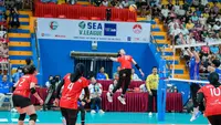 Pemain Timnas bola voli putri Indonesia, Ratri Wulandari (kiri) melepaskan spike yang berusaha diblok pemain Filipina, Alyssa Solomon pada laga terakhir putaran pertama SEA V League 2023 di Vinh Phuc Gymnasium, Hanoi, Vietnam, Minggu (6/8/2023). Indonesia menang 3-0 (25-20, 25-17, 25-21) dan finis di tempat ketiga. (Dok. SEA V League 2023)
