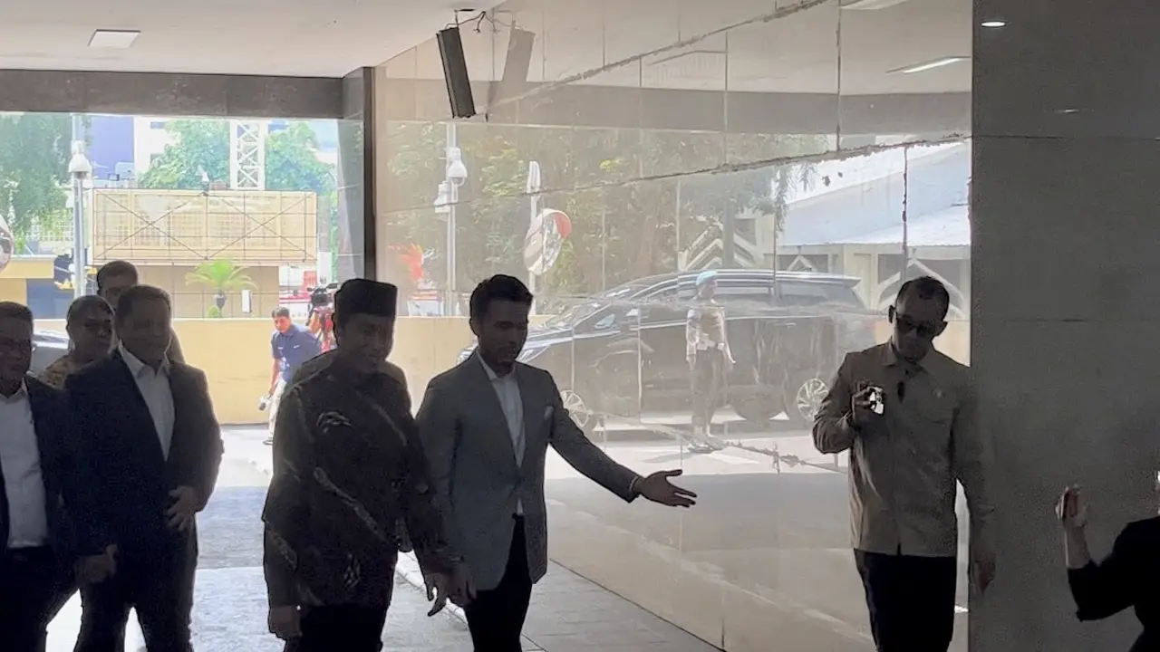 Presiden ke-7 Republik Indonesia Joko Widodo (Jokowi) tiba di Bareskrim Polri, Jakarta, Selasa (20/5) (Liputan6.com/Muhammad Radityo Priyasmoro)