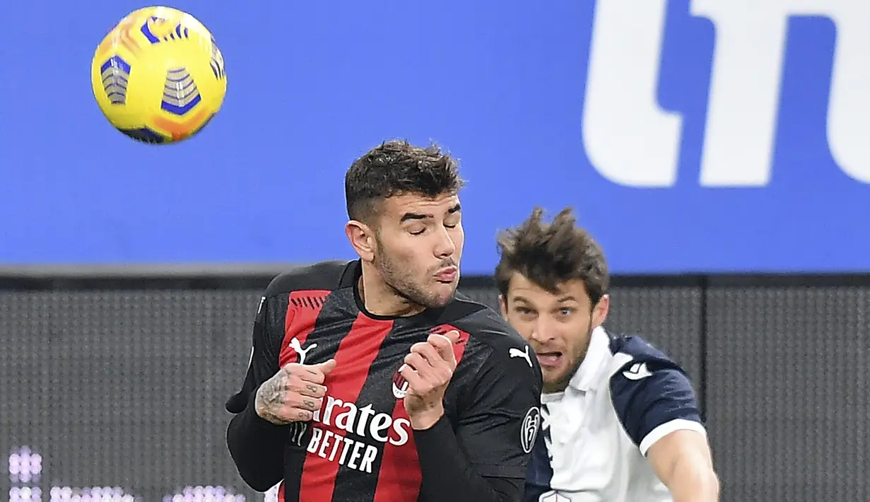 Pemain Sampdoria, Bartosz Bereszyński berusaha mengumpan bola dari kawalan bek AC Milan, Theo Hernandez pada pertandingan lanjutan Liga Serie A Italia di Stadion Genoa Luigi Ferraris, Italia, Senin (7/12/2020). AC Milan menang tipis atas Sampdoria 2-1. (Tano Pecoraro/LaPresse via AP)