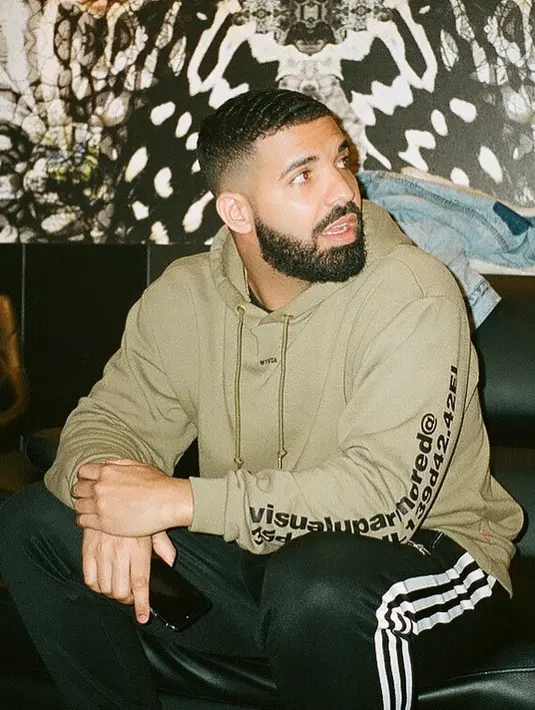 Drake pun harus mengalami penyesuaian diri yang besar karena menjadi ayah dan ibu dari anaknya adalah wanita yang tak begitu dikenalnya. (instagram/champagnepapi)