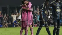Penyerang Inter Miami, Luis Suarez, memeluk Lionel Messi yang memberinya assist untuk gol yang dicetak ke gawang Philadelphia Union dalam laga Major League Soccer (MLS) di Stadion Chase, Fort Lauderdale, Florida, Minggu (15/9/2024) pagi WIB. (AP Photo/Marta Lavandier)