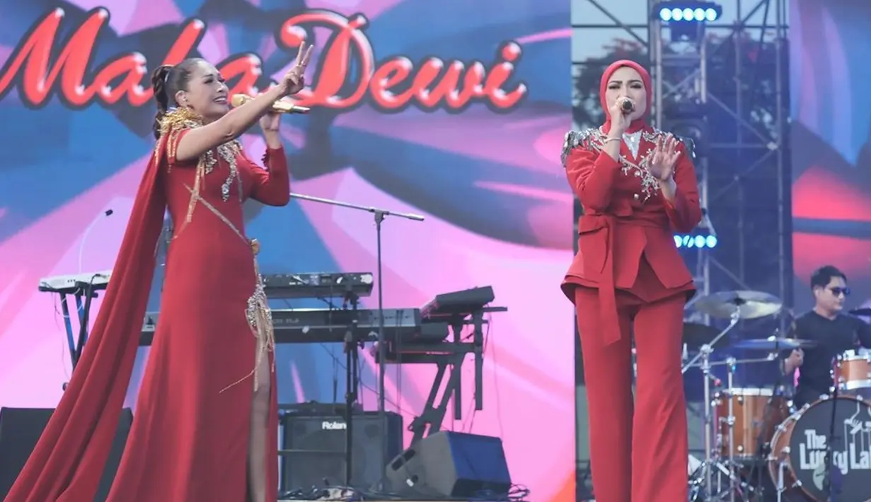 Duo grup Mahadewi yang digawangi oleh Tata Janeeta dan Purie Andriani itu melambungkan namanya lewat lagu 'Sumpah I Love You'. Mereka kembali manggung bareng dan sukses membawa penonton bernostalgia. Meski lama tak aktif, Tata mengungkapkan kalau Mahadewi akan selalu di hati. (Liputan6.com/IG/@tatajaneetaofficial)