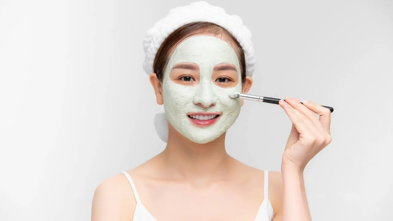 Ilustrasi perempuan menggunakan clay mask.