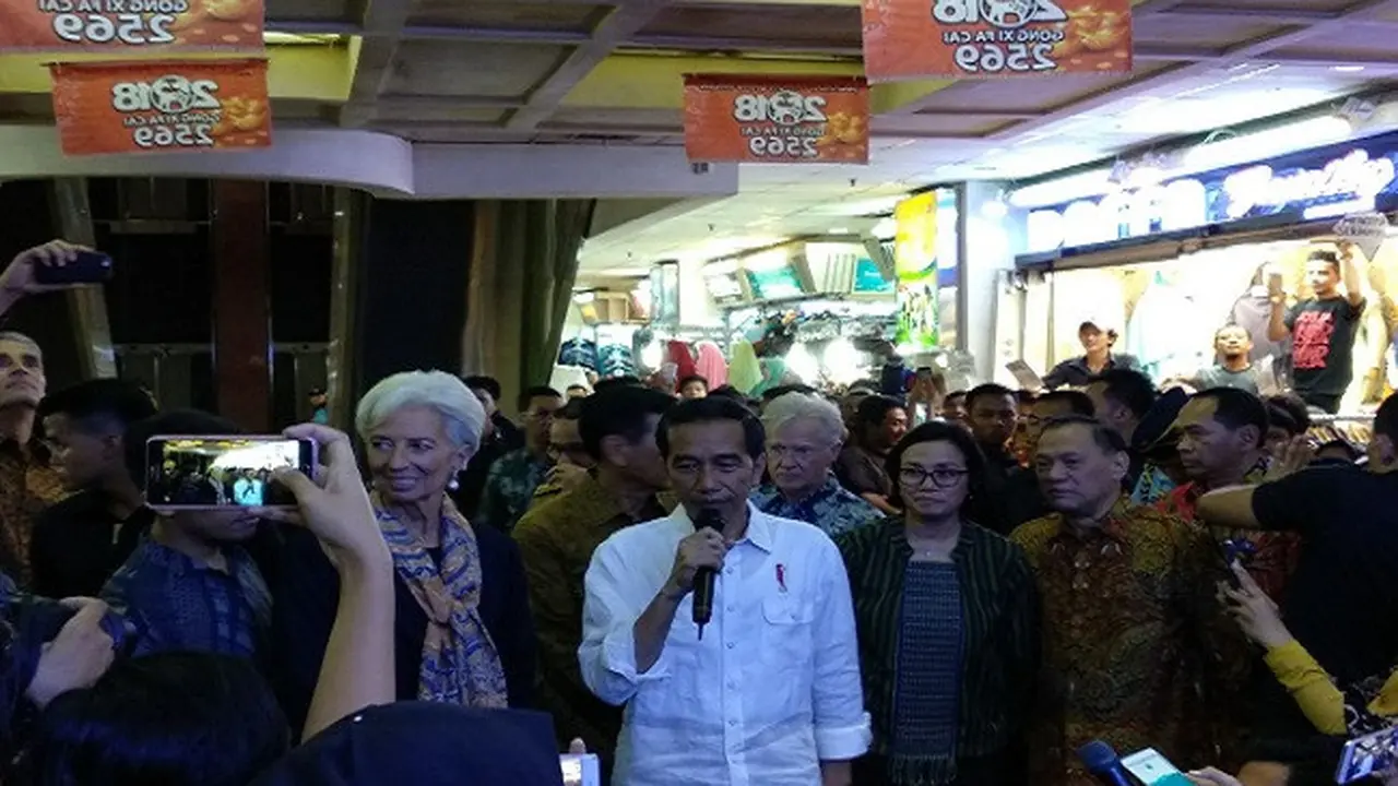 Presiden Joko Widodo mengajak Managing Director International Monetary Fund (IMF) Christine Lagarde berkunjung alias blusukan ke Pasar Tanah Abang, Jakarta pada Senin (26/2/2018).(Liputan6.com/Septian Deny)