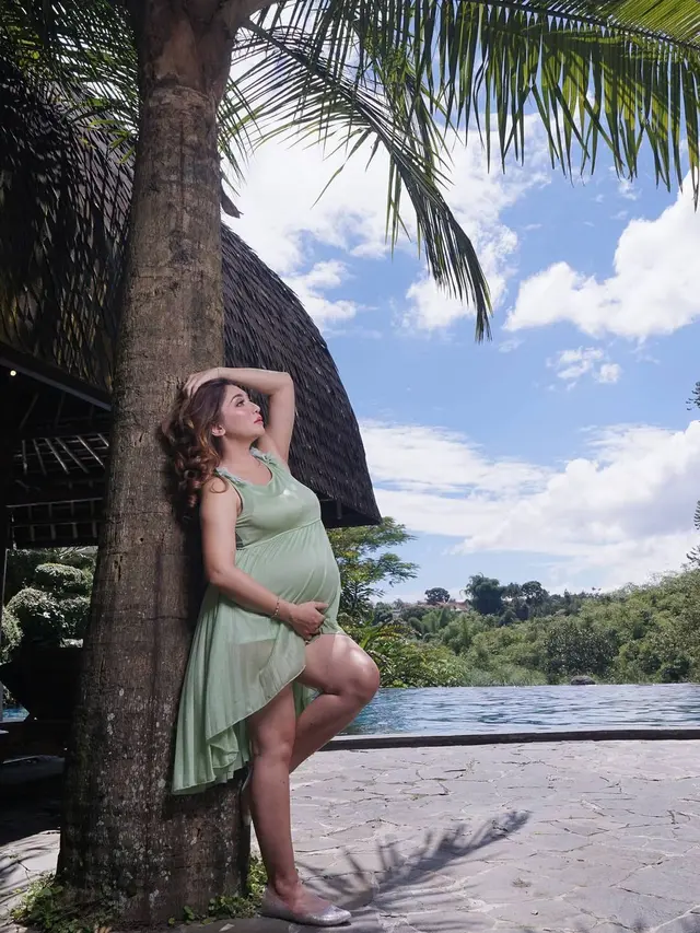 Hamil Anak Ketiga, Ini 6 Gaya Maternity Shoot Baby Margaretha yang Memesona