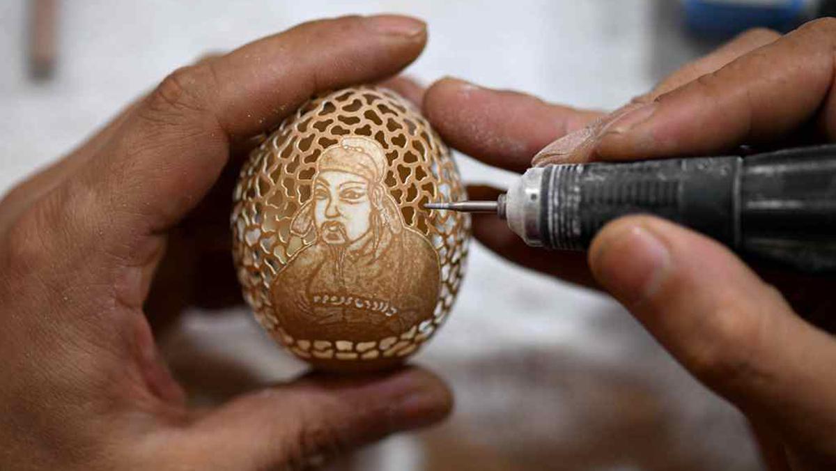Seni Ukir Cangkang Telur