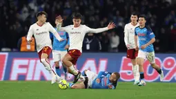 Pemain AS Roma Stephan El Shaarawy (kiri) dan Paulo Dybala (tengah) beraksi saat melawan Napoli pada pertandingan sepak bola Liga Italia di Stadion Diego Armando Maradona, Naples, Italia, 29 Januari 2023. Napoli makin kokoh puncaki klasemen sementara Liga Italia usai mengalahkan AS Roma dengan skor 2-1. (Alessandro Garofalo/LaPresse via AP )