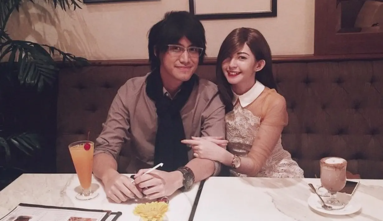 usisi tampan, Kevin Aprilio bersama sang pacar Naomi Lee saat makan malam di sebuah restoran. (instagram.com/kevinaprilio)