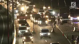 Sejumlah kendaraan pemudik menuju Gerbang Tol Brebes Timur (Brexit) di Brebes, Jawa Tengah, Jumat (23/6). Arus mudik di Jalan Tol Pejagan-Pemalang yang mengarah ke Brexit dan Gerbang Tol Kali Gangsa terpantau ramai lancar. (Liputan6.com/Gempur M Surya)