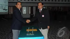  Imam Sudjarwo (kanan) terpilih sebagai ketua umum dalam musyawarah nasional yang digelar PBVSI, Jakarta, Jumat (22/8/2014) (Liputan6.com/Pool)