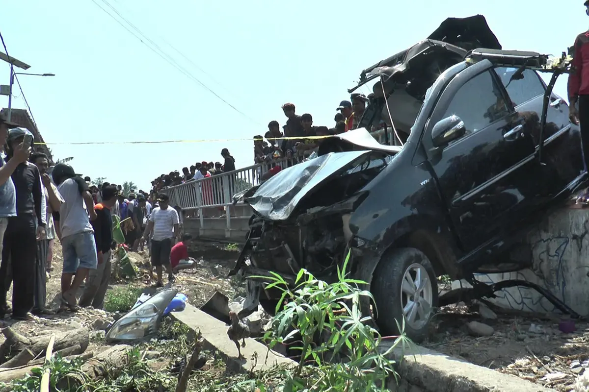 Kereta tabrak mobil