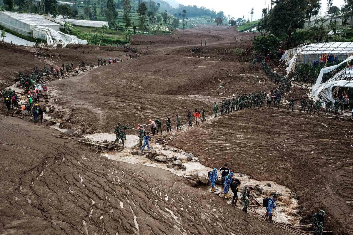 FOTO: Tim SAR Gabungan Intensifkan Pencarian Korban Longsor Pasirlangu