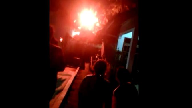 Penampakan bola api misterius hebohkan warga Mulyasari, Majenang, Cilacap. (Foto: Liputan6.com/Istimewa/Muhamad Ridlo)