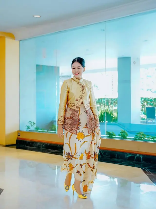 Gaya Ceria Kahiyang Ayu Sambut Akhir Tahun dengan Beskap dan Heels Rp18 Juta-an