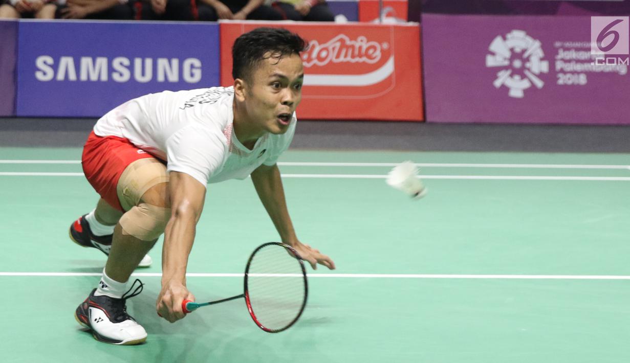 Tunggal putra Indonesia, Anthony Sinisuka Ginting saat melawan pemain China, Shi Yuqi pada final Bulutangkis Beregu Putra Asian Games 2018 di Jakarta, Rabu (22/8). Anthony Sinisuka Ginting  menyerah 21-14, 21-23, 20-22 (Liputan6.com/Helmi Fithriansyah)