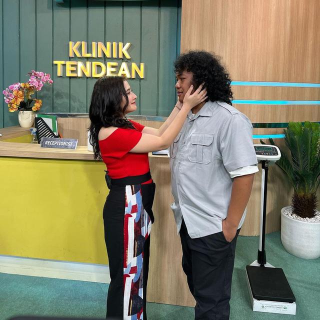 7 Potret Komika Marshel Widianto Bareng Artis Wanita Tanah Air, Bikin Iri