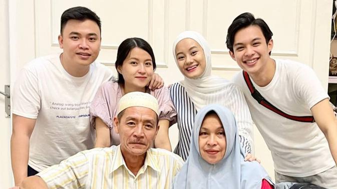 Dinda Hauw dan Ninie Mbayang (Sumber: Instagram/@rein_eidein)