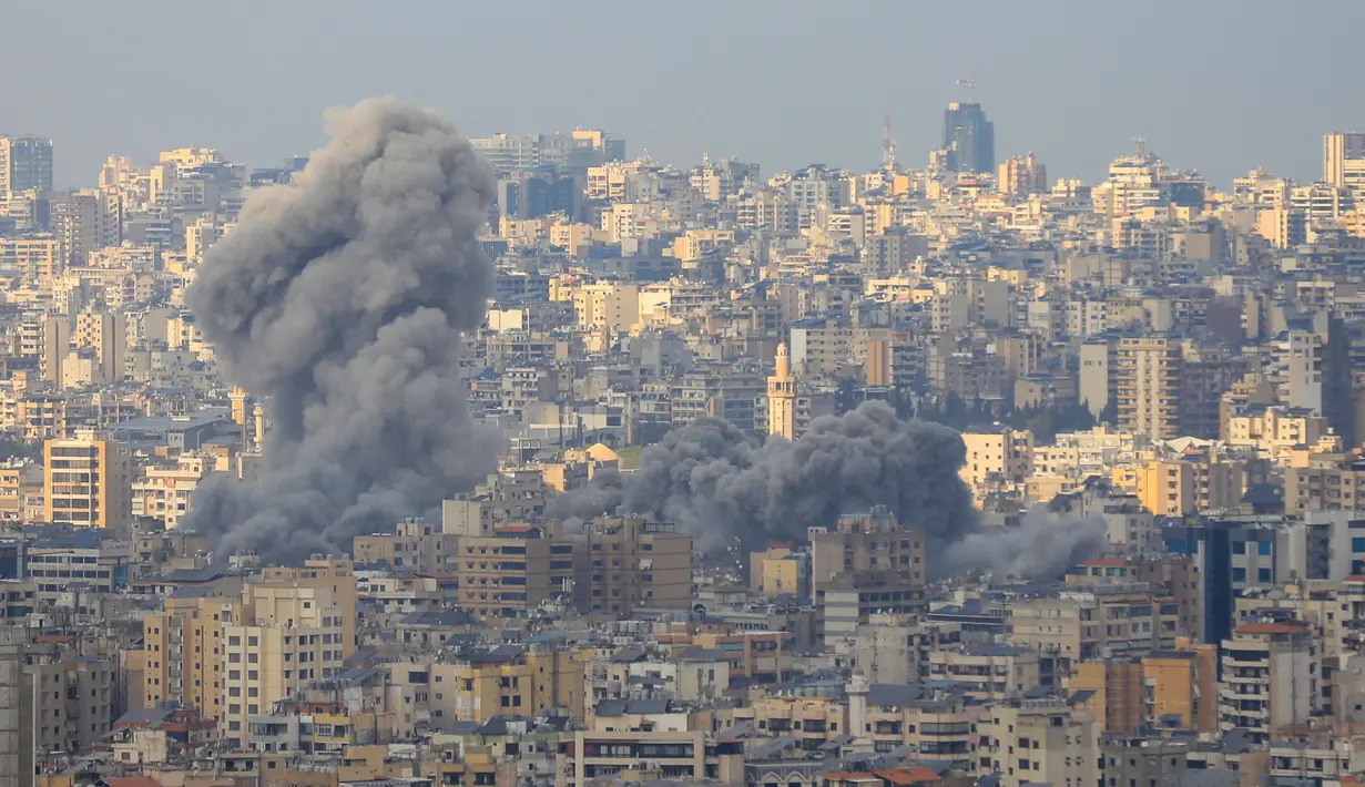 Israel berdalih bahwa serangan ke wilayah Beirut selatan, Lebanon ini mengincar sejumlah infrastruktur Hizbullah. (Foto oleh AFP)
