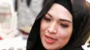 Delia, wanita kelahiran Jakarta 31 tahun yang setahun belakangan memutuskan berhijab itu kini tengah menekuni dunia bisnis. Ditengah kesibukannya bisnis fashion belakangan ini, ia belum lagi memiliki program memiliki momongan. (Adrian Putra/Bintang.com)