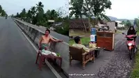 7 Potret Tingkah Nyeleneh Orang di Tengah Jalan Ini Bikin Heran