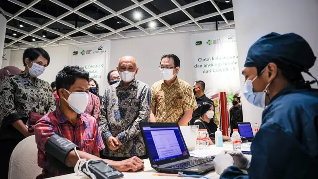 Menteri Koperasi dan UKM Teten Masduki menghadiri pelaksanaan Kick-Off vaksinasi Covid-19 bagi pelaku UKM, di Ciputra Artpreneur Jakarta, Kamis (1/4/2021).
