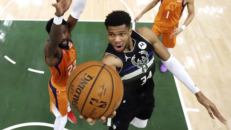 Foto: Mengagumkan, Giannis Antetokounmpo Samai Rekor Michael Jordan Setelah Raih MVP Final NBA 2020/2021