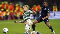 Pemain Lazio, Pedro, berebut bola dengan pemain Celtic, Alistair Johnston, pada laga Liga Champions di Stadion Celtic Park, Kamis (5/10/2023). (Andrew Milligan/PA via AP)