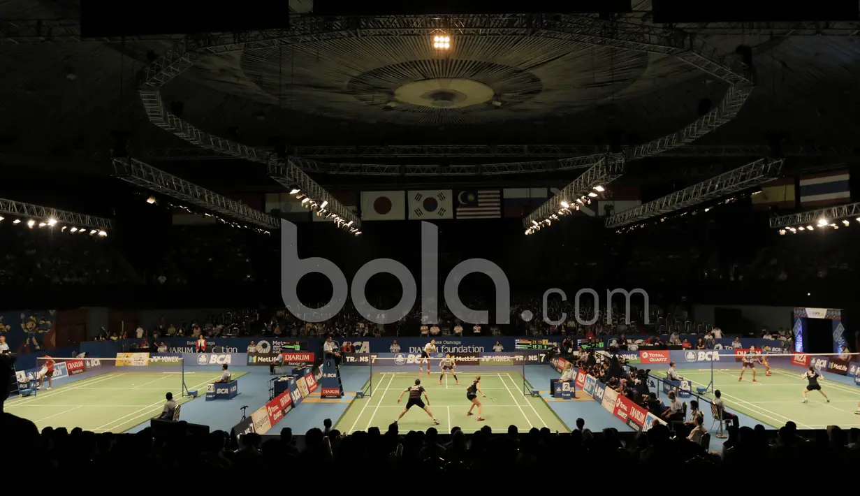 Ganda campuran Indonesia, Praveen Jordan/Debby Susanto, melawan pasangan Denmark, Mathias Christiansen/Sara Thygesen, di Indonesia Open 2017 di JCC, Selasa (13/6/2017). Pasangan Indonesia takluk  21-15, 19-21, 11-21. (Bola.com/M Iqbal Ichsan)