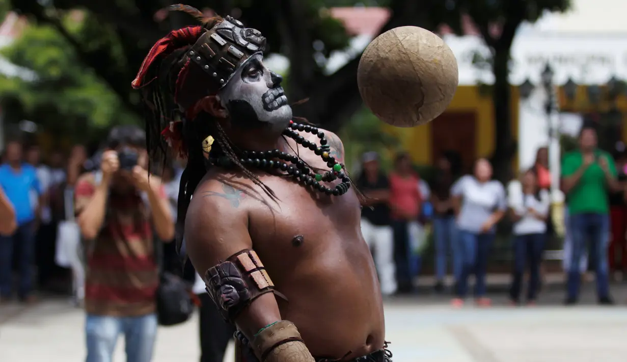 Seorang pemain berusaha menahan bola dengan dadanya saat ikut ambil bagian dalam pertandingan Bola Maya di dalam upacara kebudayaan di Aguilares, El Salvador 8 Juli 2016. (REUTERS/Jose Cabezas)