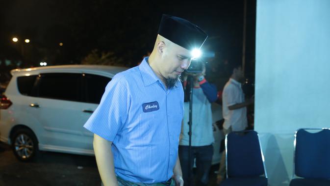 Pakai Sarung, Ahmad Dhani Datangi Rumah Ashanty dan Anang 