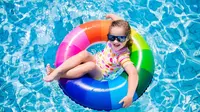 Pilih hotel yang memiliki kolam renang anak (shutterstock)