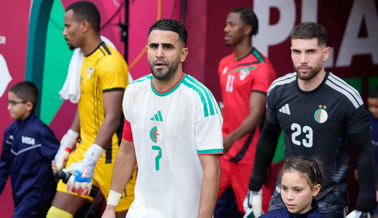 Pemain Aljazira, Riyad Mahrez memimpin skuadnya memasuki lapangan pertandingan saat laga Grup E Piala Afrika 2025 melawan Sudan di Moulay Hassan Stadium, Rabat, Maroko, Rabu (24/12/2025) malam waktu setempat. (Bola.com/Mosa'ab Elshamy)